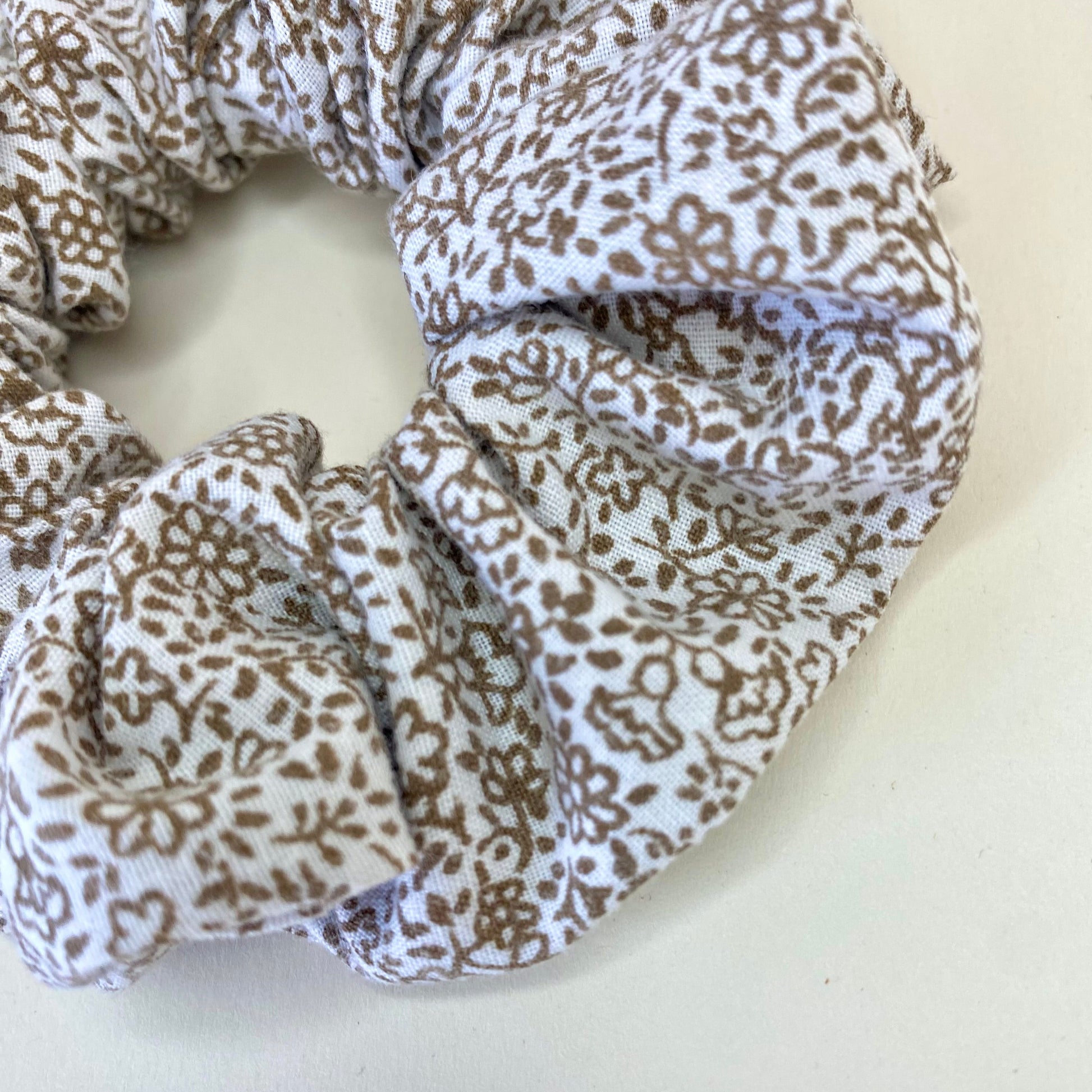 Scrunchie Floraly White